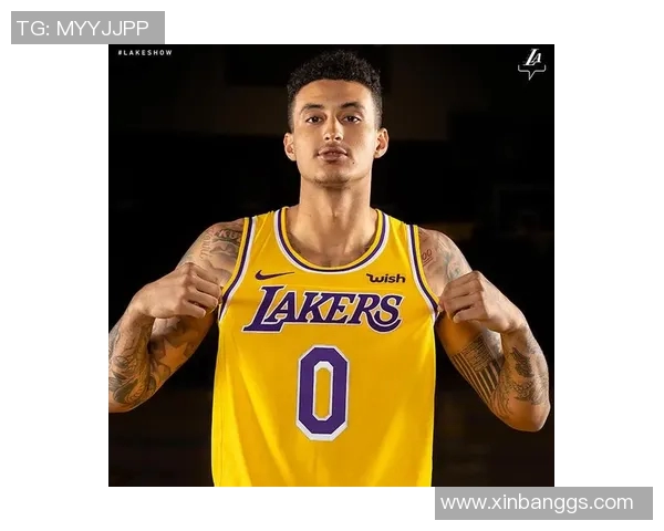 字母哥愤怒撕毁球衣雄鹿惨败后更衣室内冲突不断引发热议